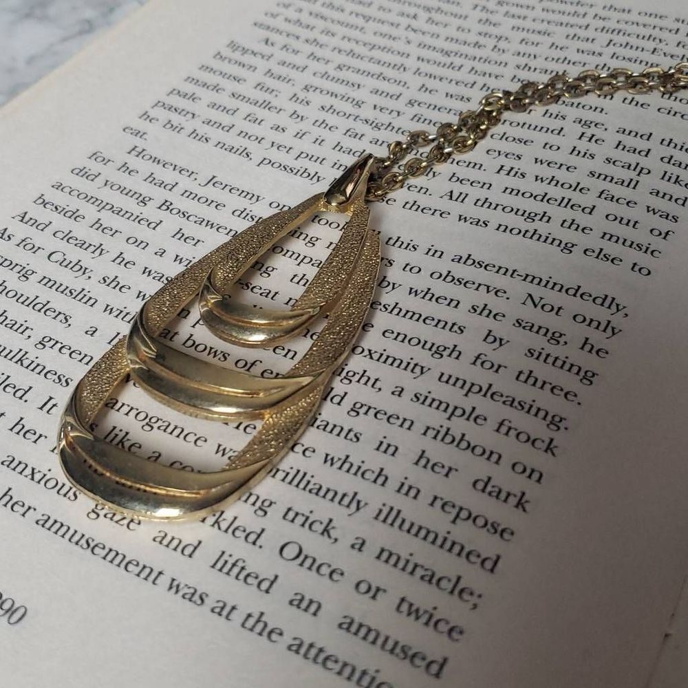 Vintage‎ Gold Tone Brushed Smooth Textures Pendant Necklace